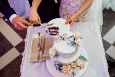 newly weds cutting wedding cake